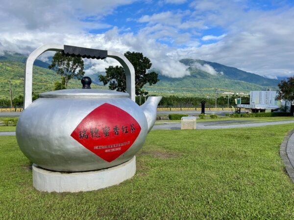 瑞穂蜜香紅茶の巨大な茶器オブジェ