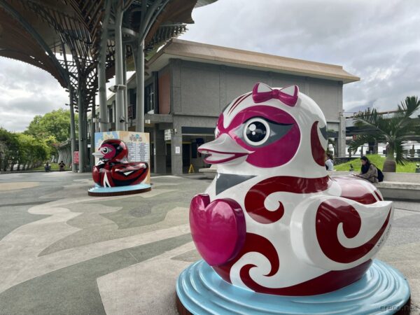花蓮駅前のアヒルのオブジェ