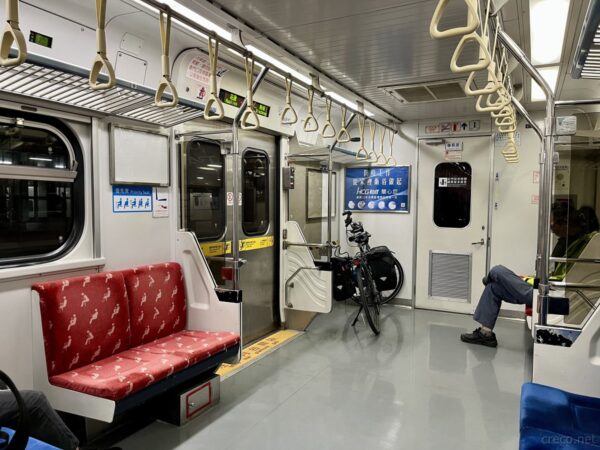 先頭車両に自転車を乗り入れた車内