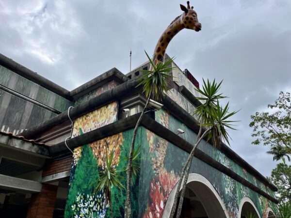 宜蘭駅の建物を突き抜けるキリンのオブジェ