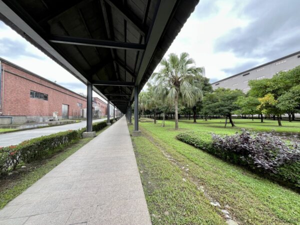 カバランウイスキー蒸留所の広大な敷地