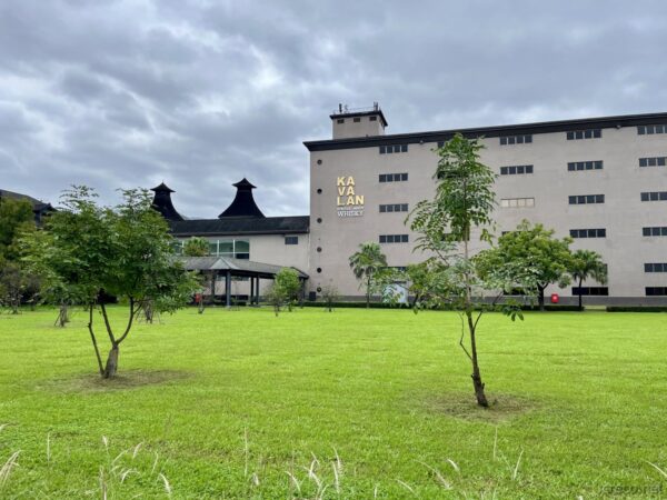 カバランウイスキー蒸留所の建物