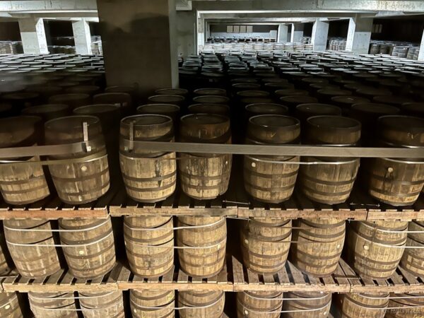 熟成庫に並ぶウイスキー樽