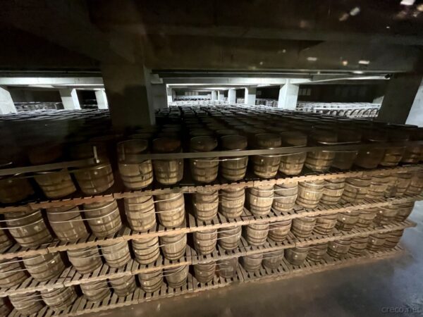 熟成庫に並ぶウイスキー樽