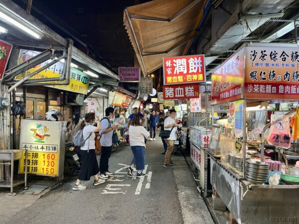 東門夜市の屋台が並ぶ通り