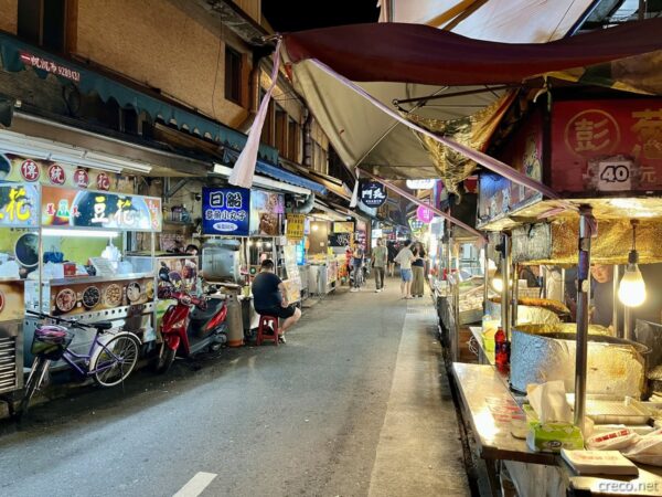 東門夜市の屋台が並ぶ通り