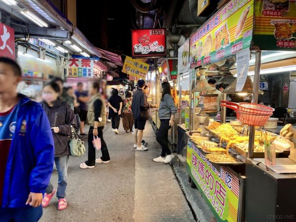 東門夜市の屋台が並ぶ通り