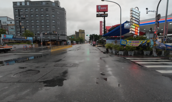 雨の中、旧台東駅前の道路を走り出す