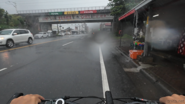 バケツをひっくり返したような豪雨の中を走行