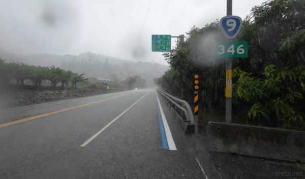 セブン出発後の川のような道路