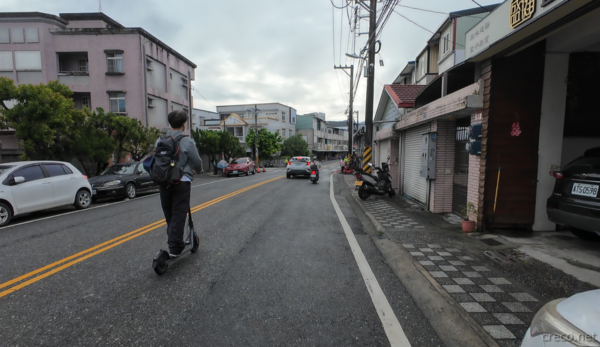 玉里を出発、電動キックスケーターで通勤する人