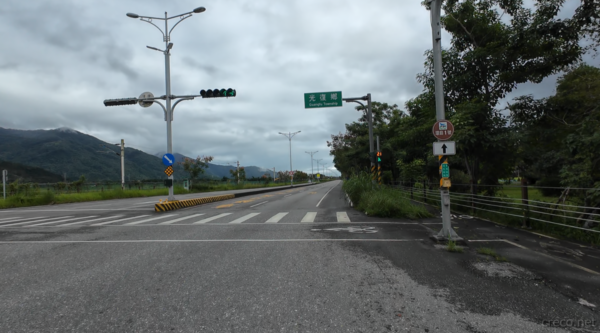 真っ直ぐな道を快調に進み光復郷へ