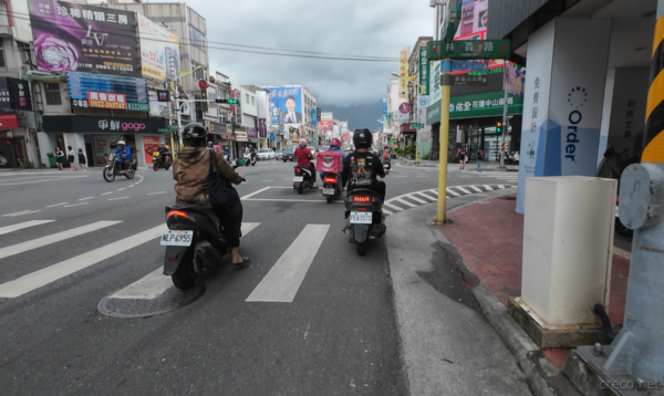 メインストリートの中山路を走る