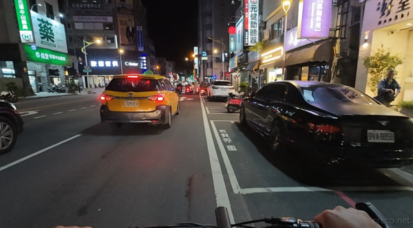 夜のメインストリートを自転車で走る