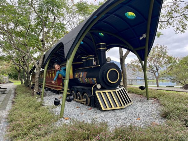 幾米氏のオブジェ「空飛ぶ汽車」の旧バージョン