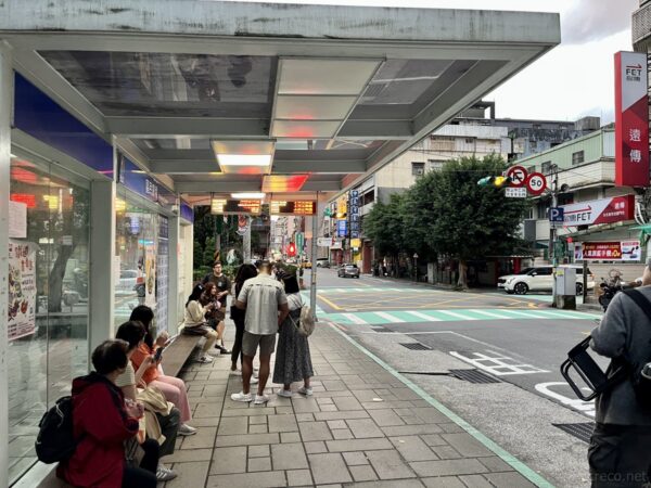 九份行きの區民廣場バス停