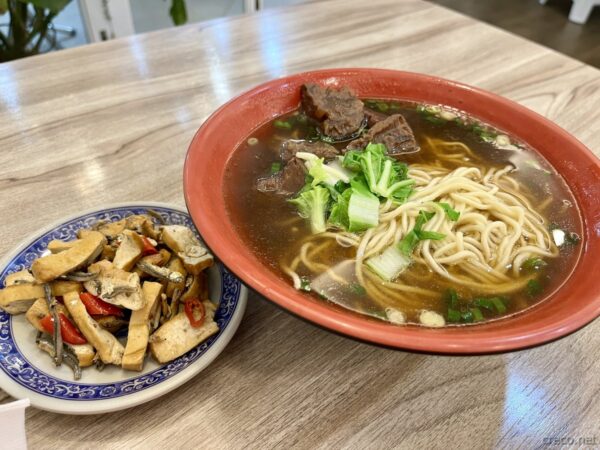 小魚豆乾と厚切牛肉麺