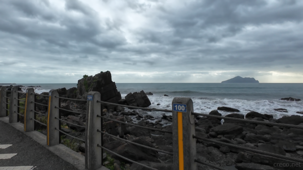 亀山島が見える海岸線