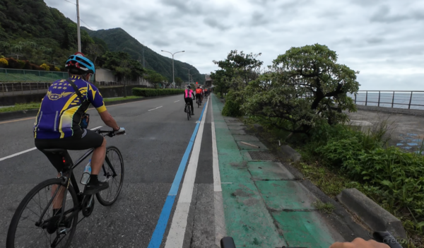 サイクリング大集団に抜かされる