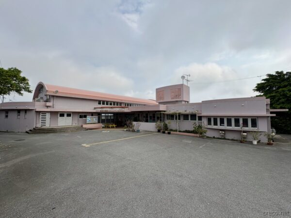 具志川公民館（宮城島）正面。コンクリートの屋根越しにアンテナが立つ沖ツラ第5話の舞台、聖地巡礼者が訪れるスポット。