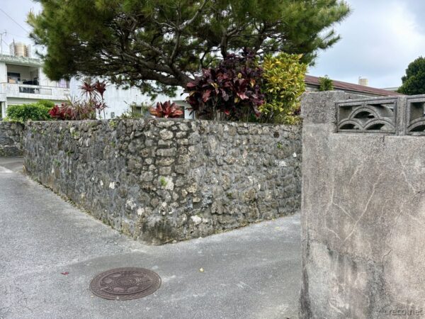 宮城島・具志川集落「海が見えるスージ」。琉球石灰岩の石垣と赤木の生垣に囲まれた細い路地、沖ツラ聖地のリアル風景。