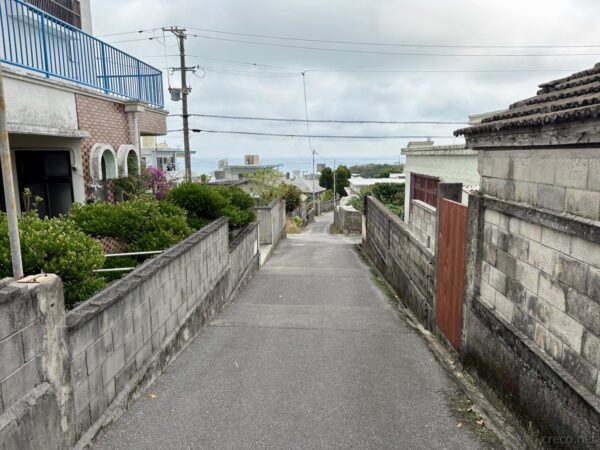 具志川集落「海が見えるスージ」の坂道