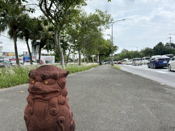 「石川少年自然の家入口」バス停とシーサー