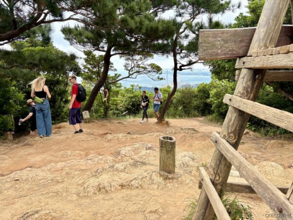 山頂広場の登山者たち