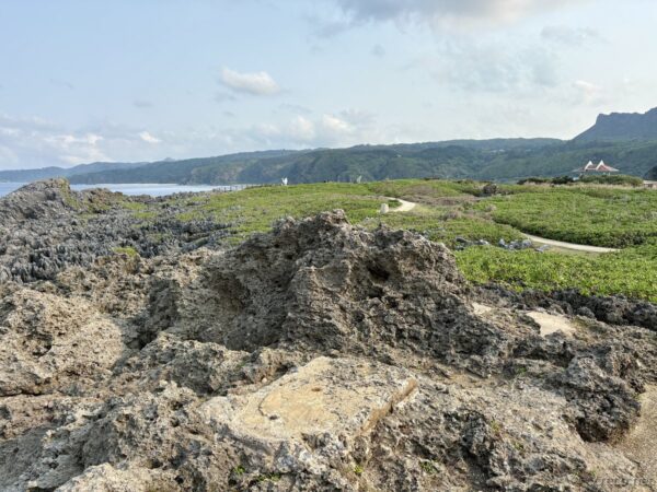 辺戸岬「Cape Hedo やんばる国立公園」の案内板。石積みの台座にプレートが貼られた、沖縄本島最北端の観光案内看板。