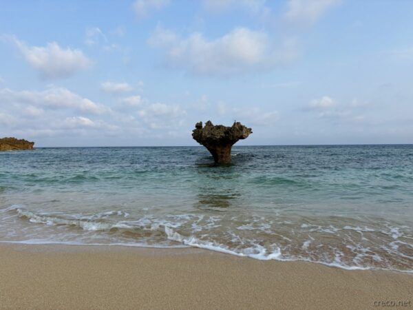 古宇利島のハートロック正面アップ。二つの岩が寄り添う姿、ティーヌ浜の朝のロマンチックな風景。