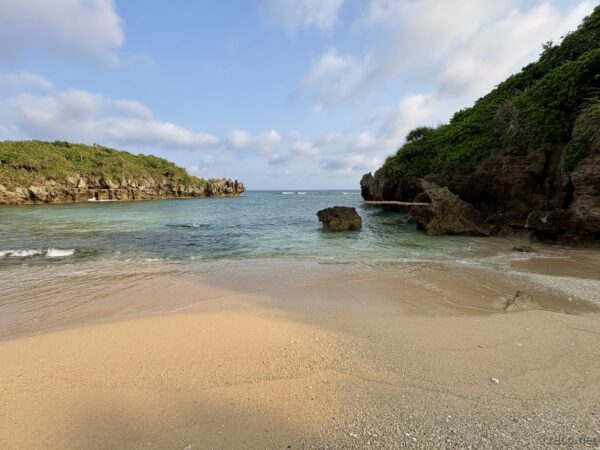 古宇利島のチグヌ浜（シラサ岬）付近。岩礁の入江とプライベートビーチ、ハートロックから少し離れた穴場スポット。
