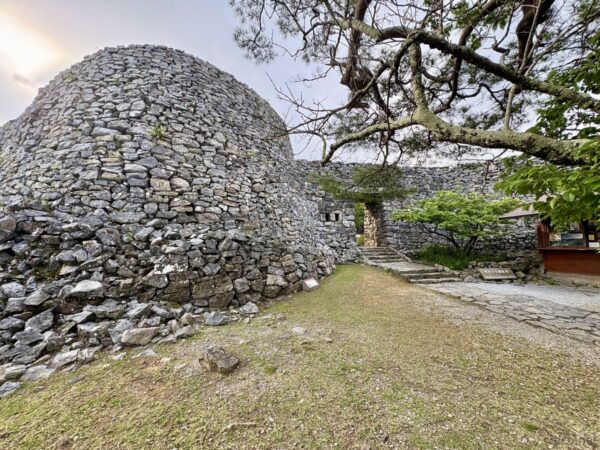 今帰仁城跡の大隅（ウーシミ）の曲線的な石垣。琉球石灰岩の野面積みが曲線を描く、世界遺産グスクの城壁。