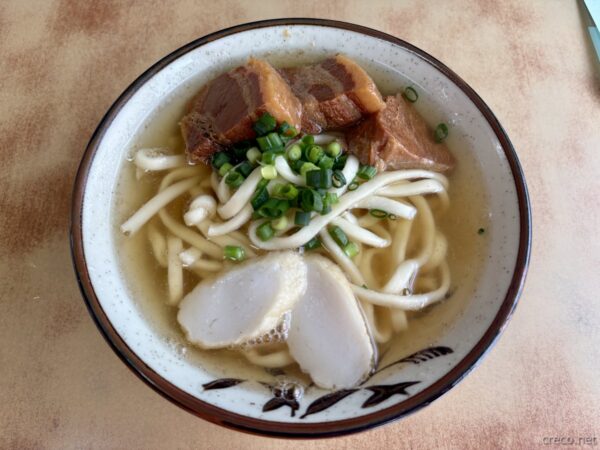 きしもと食堂の沖縄そば・別アングル。ソーキ肉の照り、カマボコとネギのトッピング、本部町沖縄そばの王道。