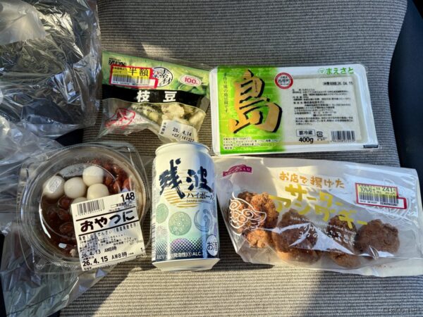 スーパーで買い出した沖縄食材。枝豆、島豆腐、おやつのさくらんぼ、残波ハイボール缶、サーターアンダギー、離島の晩酌セット。
