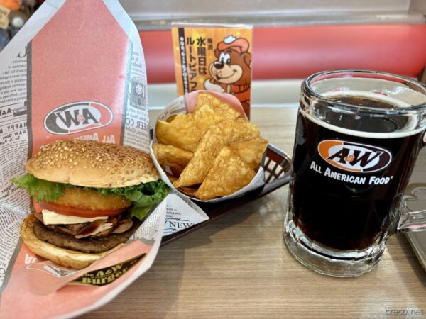 A&W牧港店のザ・A&Wバーガー、カーリーフライズ、ルートビアジョッキの朝食セット。沖縄でしか味わえない定番アメリカンブレックファスト。