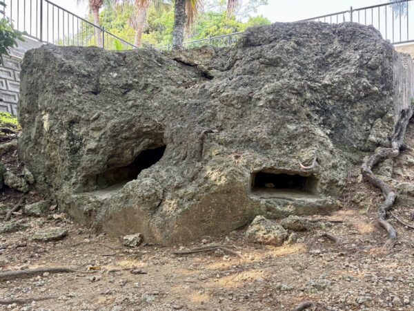 前田高地・沖縄戦の自然壕（ガマ）。琉球石灰岩の岩に穿たれた二つの穴、ハクソー・リッジ激戦の戦跡。