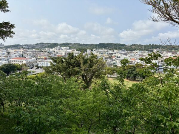 前田高地公園からの浦添の眺望。緑の向こうに広がる住宅街、沖縄戦の激戦地から戦後復興の街並みを望む。