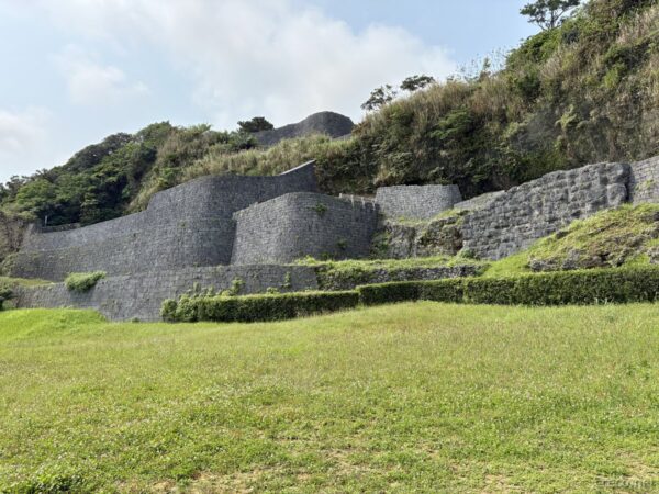 浦添城跡の階段状の石垣。野面積みの琉球石灰岩の城壁と芝生、14世紀の中山王国の居城跡。