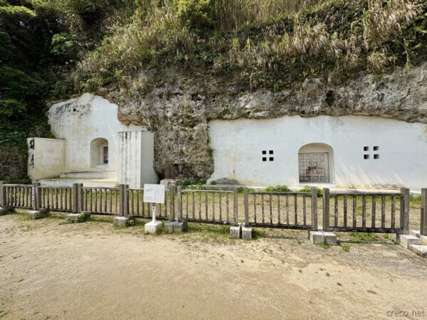 浦添ようどれの白い石造り墓室群。崖に穿たれた王家陵墓、英祖王と尚寧王の遺骨を納める浦添の世界遺産候補。