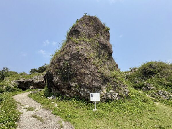 浦添城跡のシンボリックな三角形の岩。高さのある自然の岩塊と解説板、琉球聖地としての信仰も集める場所。