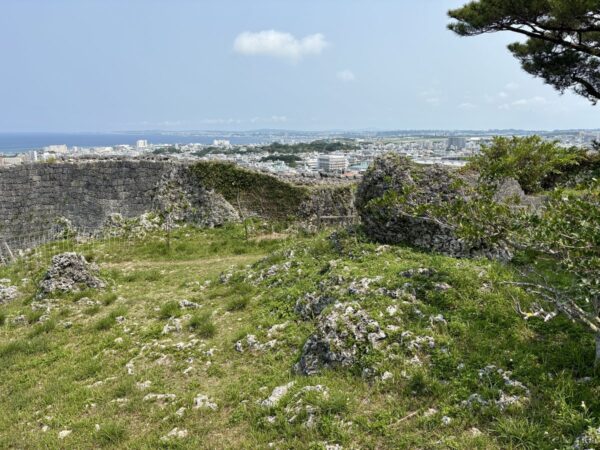 浦添城跡北郭から那覇市街を望む。野面積みの石垣と遠く東シナ海、沖縄南部の都市と自然のコントラスト。