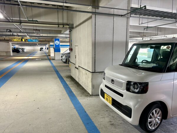 サンエー那覇メインプレイス地下駐車場。白いホンダN-BOX沖縄ナンバーと隣に並ぶK-CAR、沖縄最大級のショッピングモール駐車場。