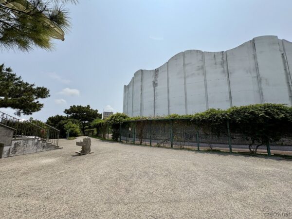 嘉数高台公園の巨大な弾痕コンクリート壁「トーチカ」。沖縄戦時の日本軍陣地遺構、壁に残る機銃掃射の穴が生々しい戦跡。