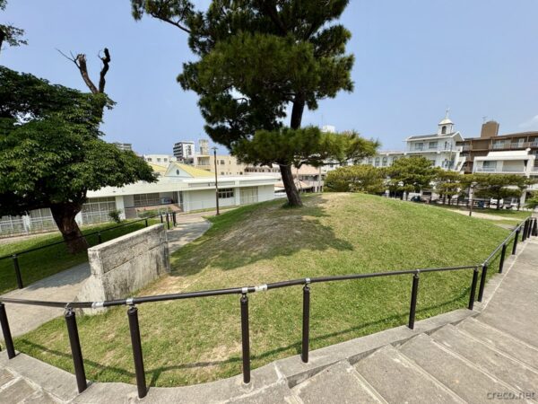 嘉数高台公園・日本軍トーチカ跡の案内板。コンクリート構造物に取り付けられた沖縄戦の戦跡解説、戦争遺産の現地説明。