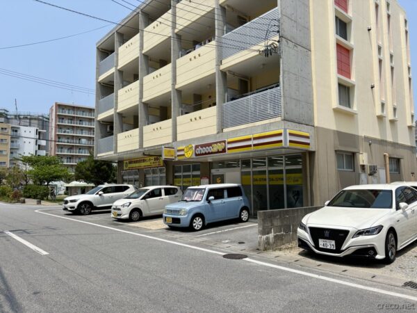 嘉数高地近くのミニストップと駐車場。沖縄のありふれたコンビニ風景、戦跡巡りの合間の休憩ポイント。