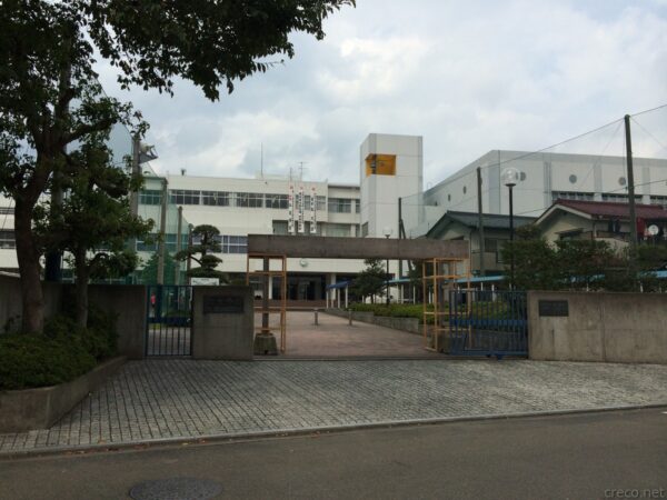聖望学園の正門と石碑、校舎入口