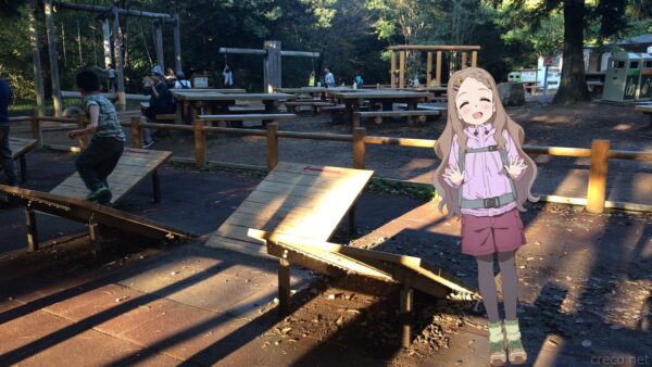 武蔵丘陵森林公園 しゃめんジャンプだい、傾斜のジャンプ台で遊ぶ子供たち