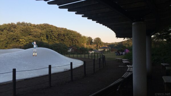 武蔵丘陵森林公園 ぽんぽこマウンテン、夕暮れの大型遊具と背景のテント