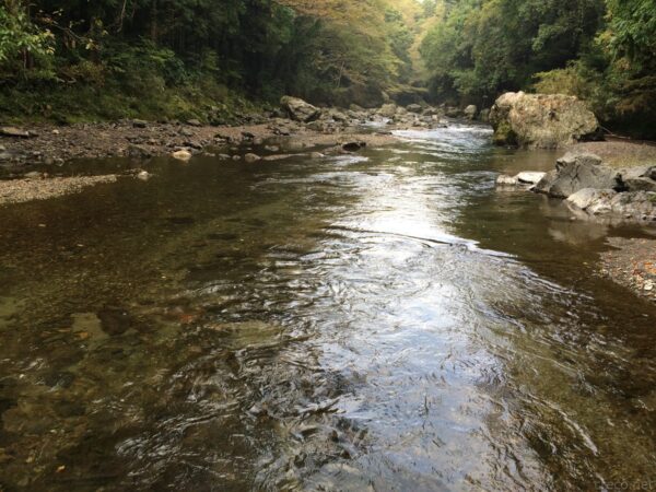 吾妻峡の清流、岩や石が散らばる静かな渓谷の流れ