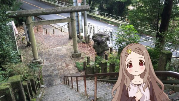 飯能恵比寿神社の石鳥居と急な石階段、参道脇に絵馬や奉納物